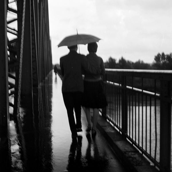 Para na moście w Toruniu (lata 60. XX w.)